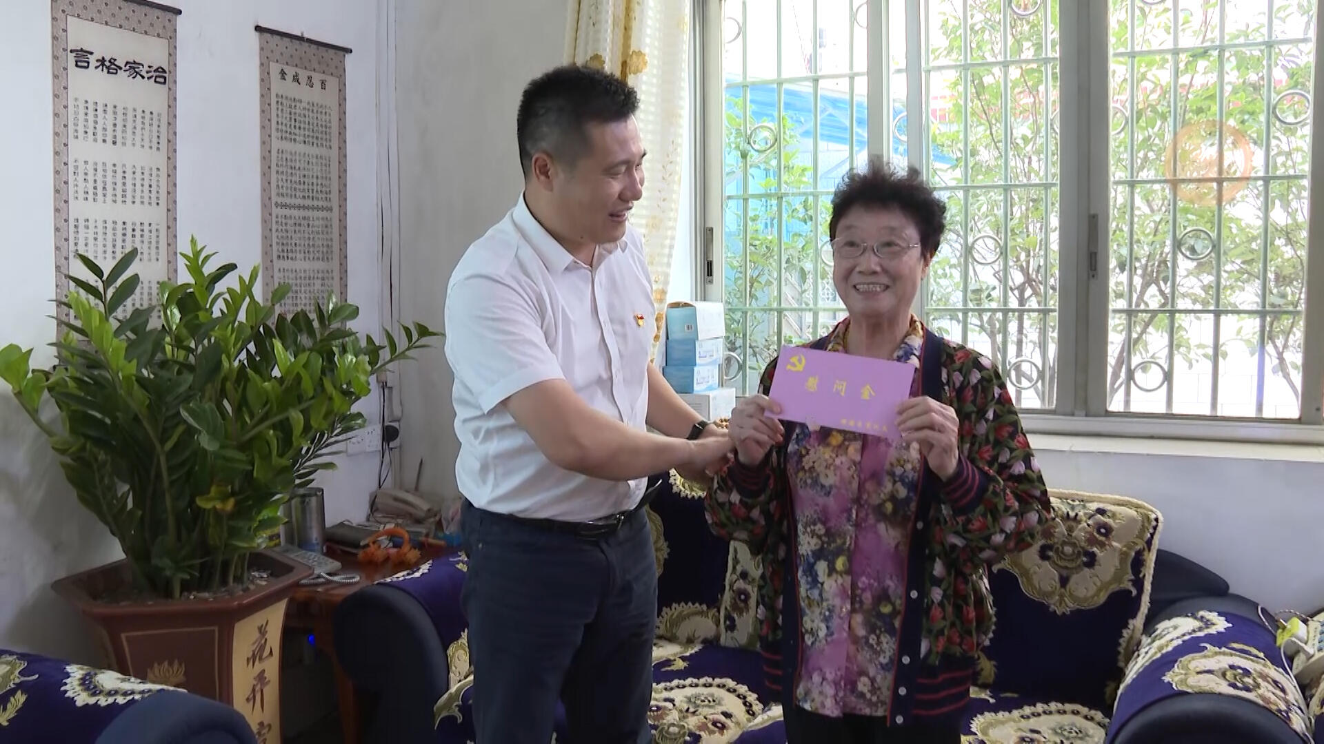 伍成亮探访慰问老党员干部