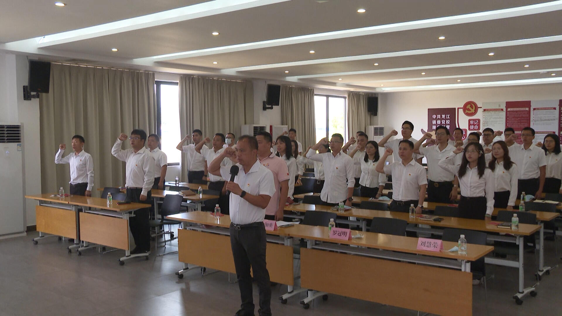龙江组织新党员进行入党宣誓活动
