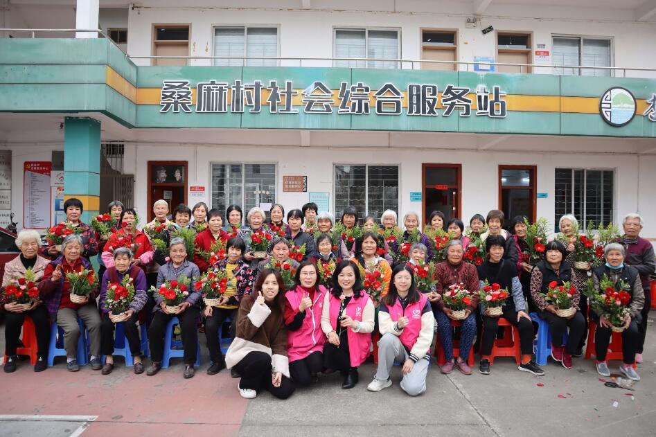 杏坛举办“三八”妇女长者插花活动