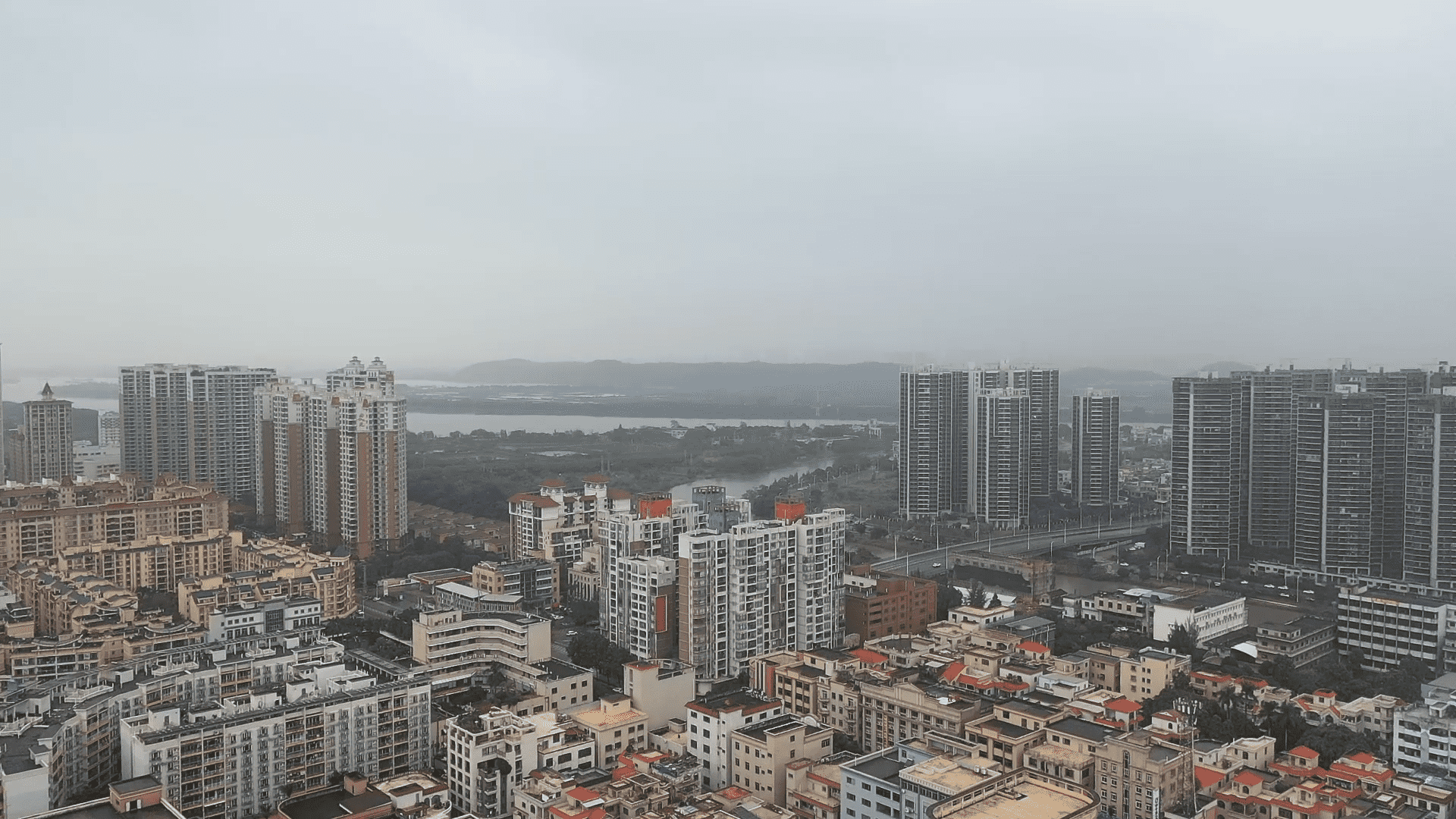天气渐凉 市民需添衣保暖