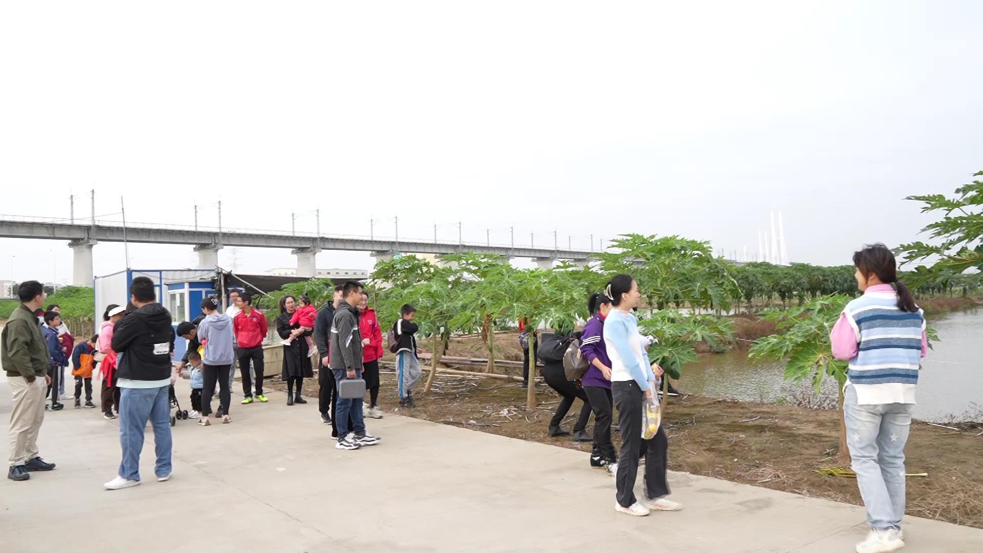 30多名师生走进田间地头体验农耕文化魅力