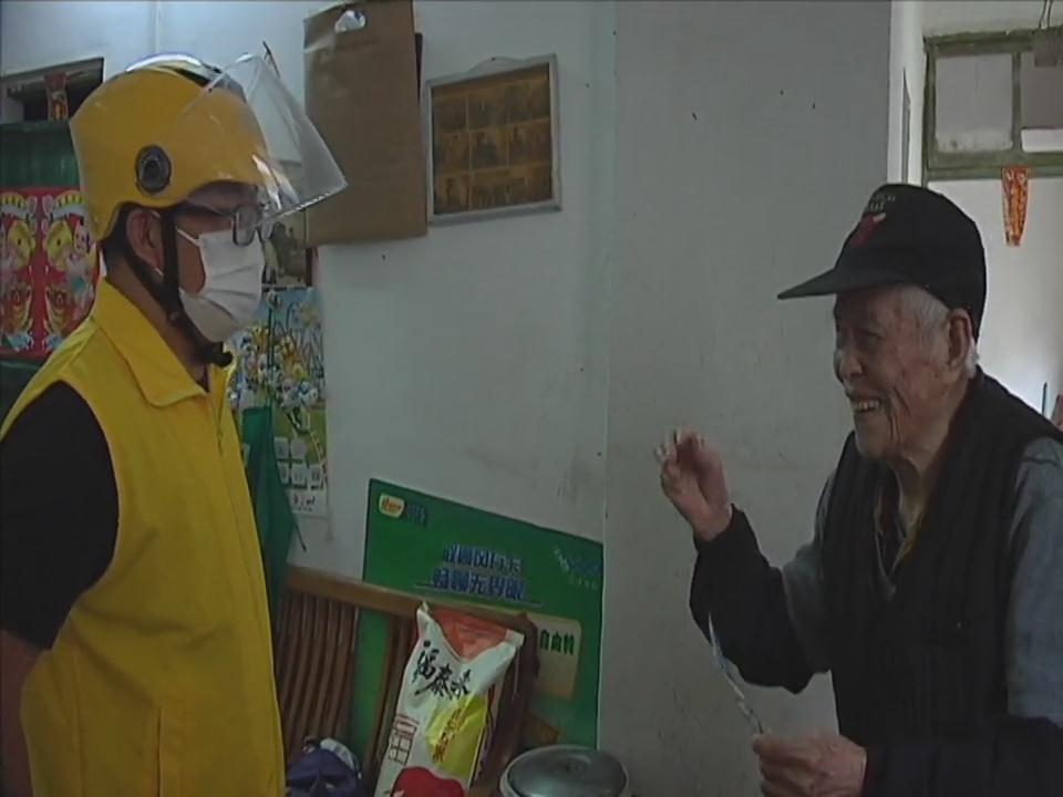 长者饭堂志愿者跑腿 为长者提供送餐上门服务