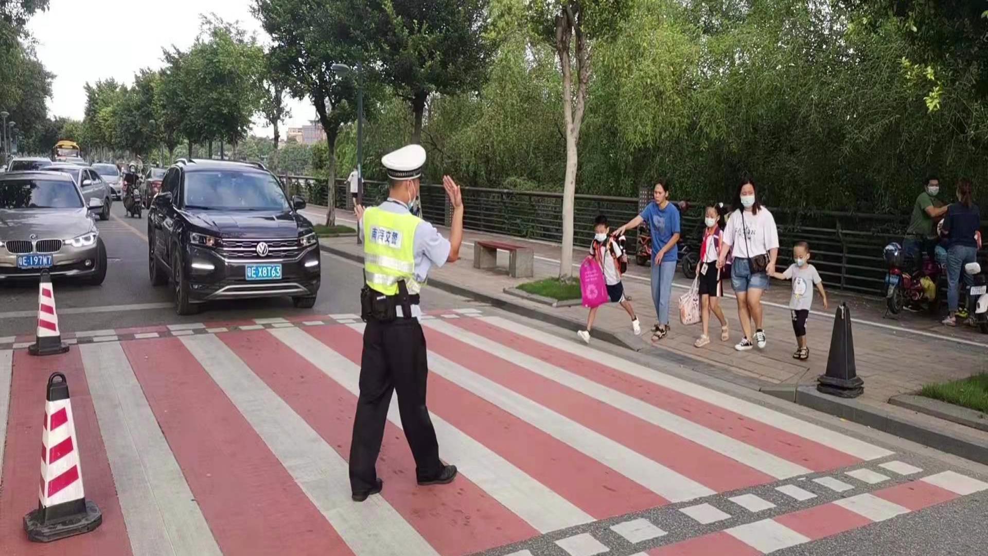 《我为群众办实事》系列¬——开学首日 里水两警联动为学子护航 