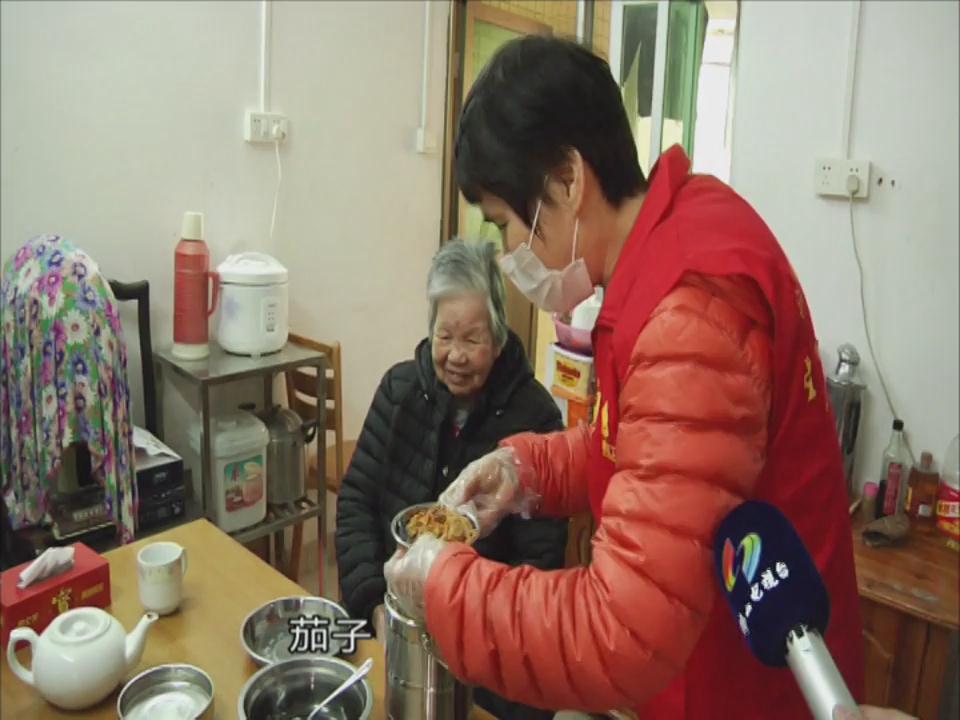 点赞！志愿者为长者送餐 践行雷锋精神