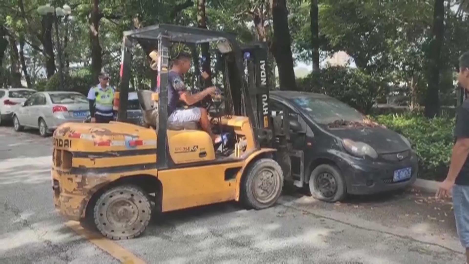 《我为群众办实事》系列——里水交警开展“僵尸车”集中清理整治行动