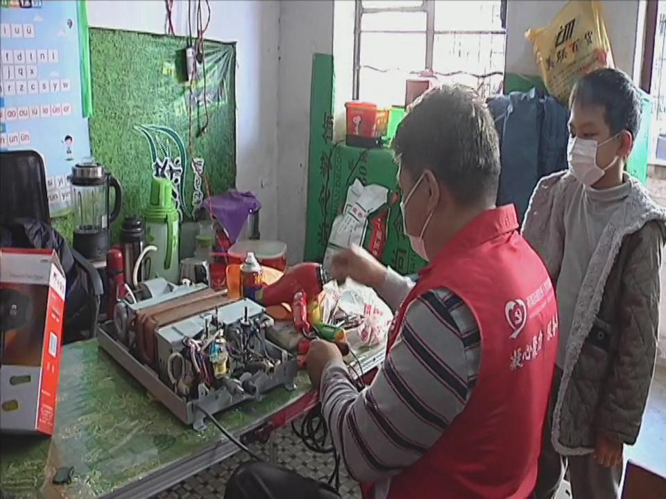 志愿者上门为困难群众提供应急支援服务